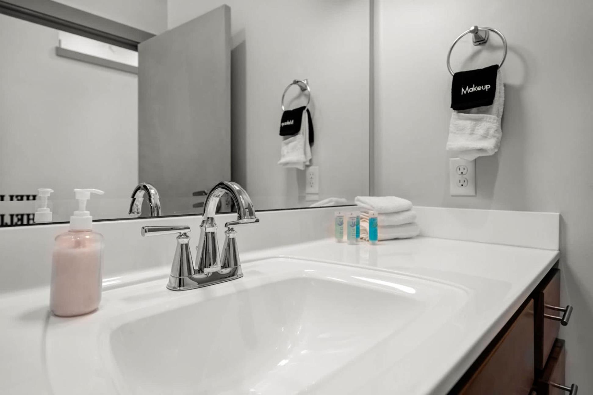 Bright And Modern In # 305 Louisville